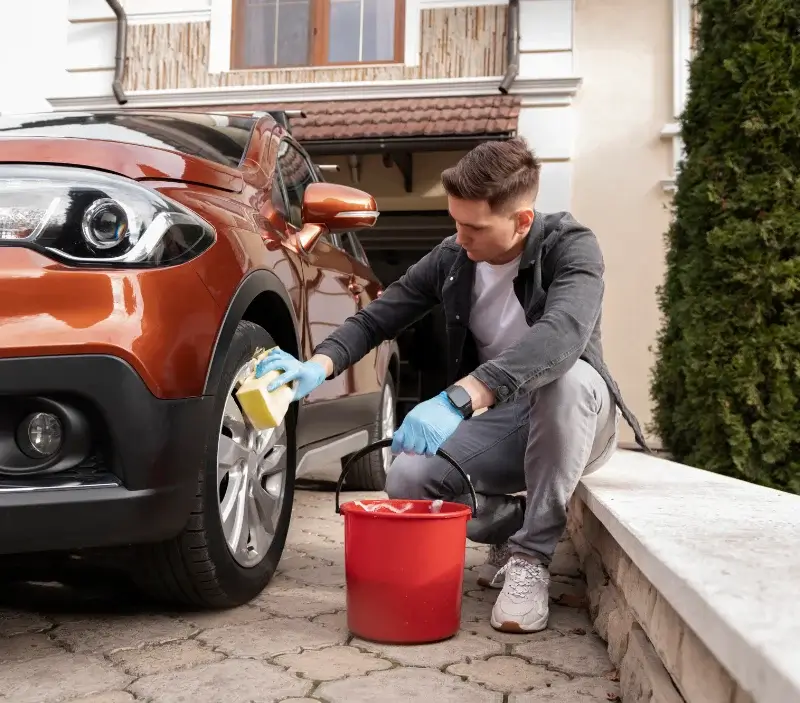 Lavage auto à domicile Neuville-sur-Touques : professionnel intervenant sur un véhicule